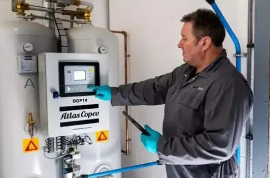 Control Gear engineer at the oxygen generator in the therapy centre